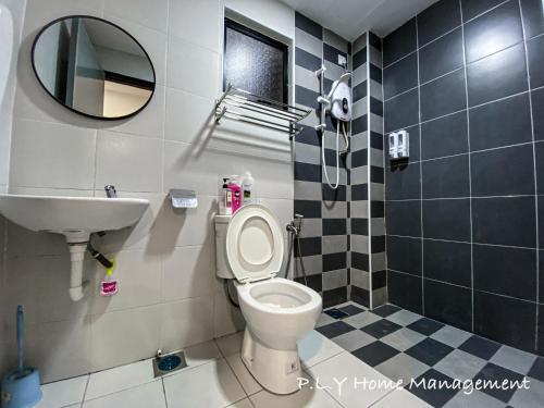 怡保Crystal Cozy Suite PoolView Netflix Waterpark@ Ipoh Station 18的一间带卫生间、水槽和镜子的浴室