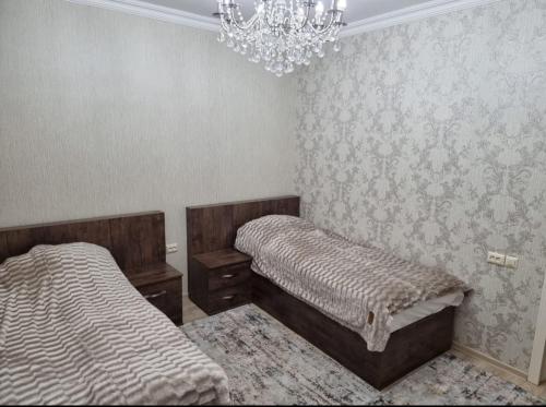 库萨雷Beautiful Villa的一间卧室配有两张床和吊灯。