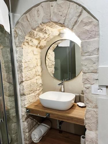 图里La Casetta b & b的浴室设有白色水槽和镜子