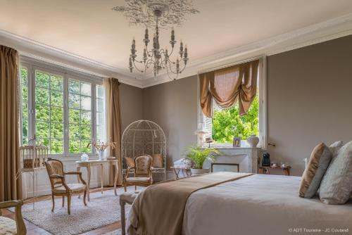 Sainte-Catherine-de-FierboisVilla Alecya的卧室配有一张床和一张桌子及椅子