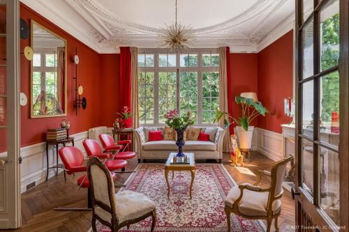 Sainte-Catherine-de-FierboisVilla Alecya的客厅设有红色的墙壁和椅子