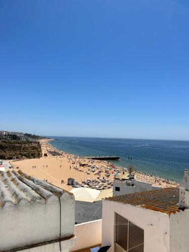 阿尔布费拉Vista del Mar Guest House的从大楼屋顶上可欣赏到海滩景色