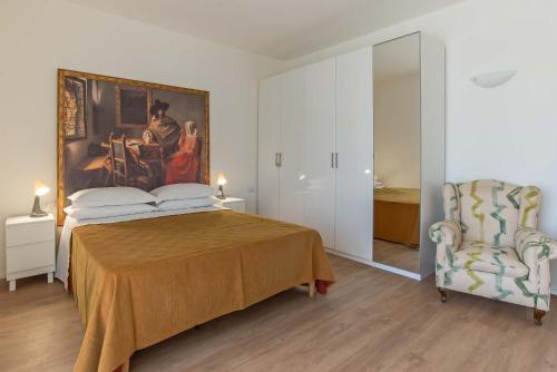罗马Appartamenti Tre Fontane的卧室配有一张床,墙上挂有绘画作品
