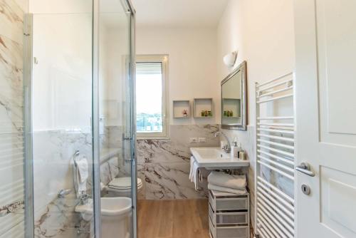 罗马Appartamenti Tre Fontane的带淋浴和盥洗盆的浴室