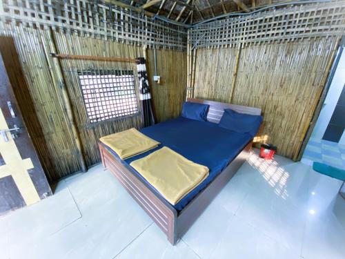 萨三吉尔Wilderness Camp 200mtr from Devaliya Park的窗户客房内的小床