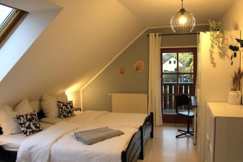 皮尔纳"Altjessen 57"的阁楼卧室设有床和窗户。