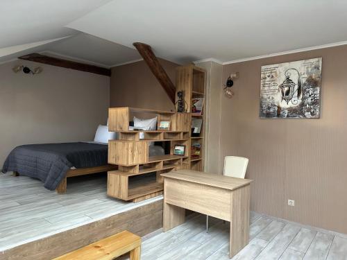 波尔塔瓦Centralnyi hotel的一间卧室设有一张床和一个书架