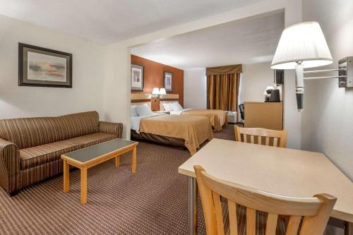 ObetzQuality Inn & Suites South的酒店客房,设有两张床和一张沙发