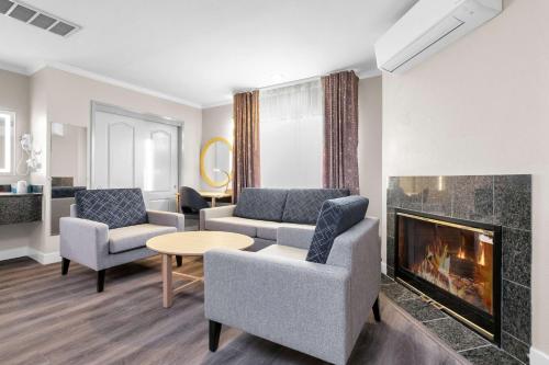 旧金山霍华德·约翰逊金门酒店的客厅设有两张沙发和一个壁炉
