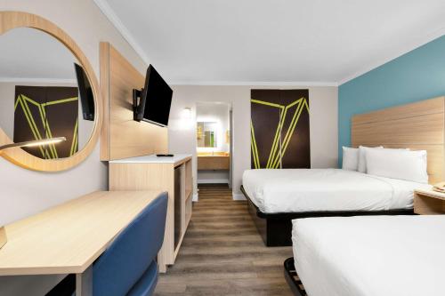 旧金山霍华德·约翰逊金门酒店的酒店客房,设有两张床和镜子