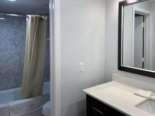 格林维尔Motel 6 Greenville, NC ECU Medical Center的一间带水槽、卫生间和镜子的浴室