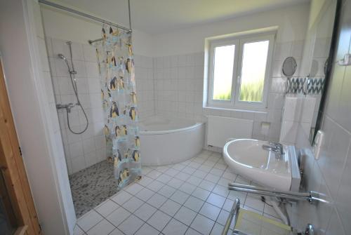 奥特尔恩多夫Ferienhaus Saltkrokan的带浴缸、淋浴和盥洗盆的浴室