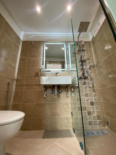 拉巴特Riad Jbara 2的一间带水槽和淋浴的浴室
