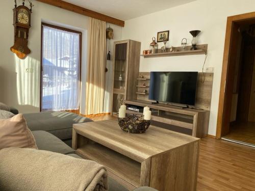 朗根费尔德Haus Reichlas的客厅配有沙发和带电视的桌子