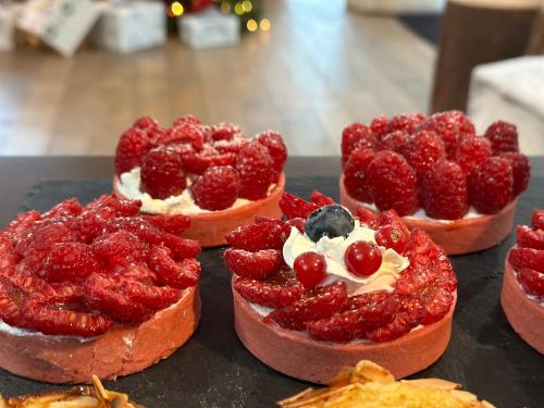 泰昂维Best Western Plus Thionville Centre的四种甜点,包括草莓和浆果