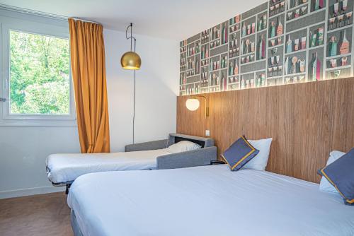 布克贝莱尔基里亚德埃克斯米勒普兰加巴尼酒店的酒店客房设有两张床和窗户。