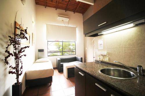 蒂格雷台达港酒店的一间带水槽的浴室和一间客厅