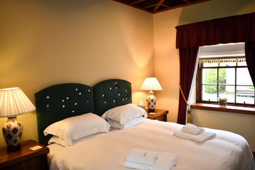 MayboleCloncaird Castle Estate Cottages的一间卧室配有一张大床和两条毛巾