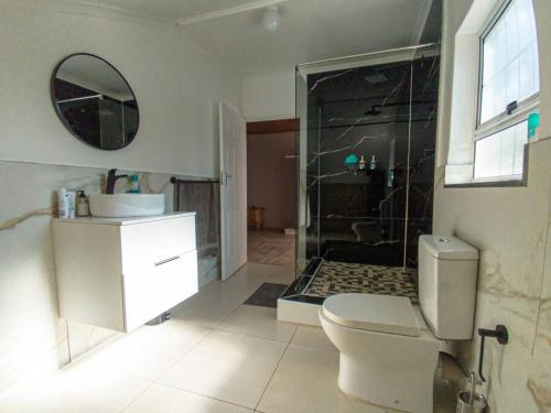 克龙斯塔德House Musantwi的带淋浴、卫生间和盥洗盆的浴室