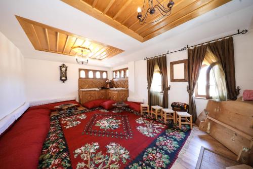 Gjakove卡西亚朱帕弗酒店的一间卧室配有一张红色地毯的大床