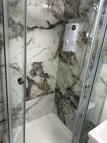 莱斯特London Rd Apartment's的浴室里设有玻璃门淋浴