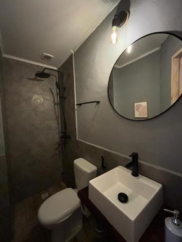 蒙得维的亚Expreso terminal的一间带水槽、镜子和卫生间的浴室
