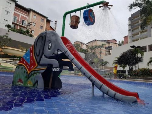 热河市Apartamentos em Rio Quente com maravilhosa área de lazer e linda vista的水上公园里的小滑梯,上面有大象