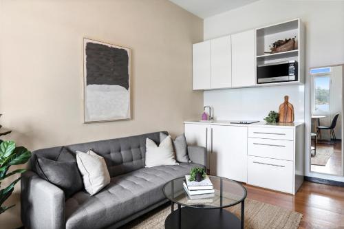 悉尼Balmain Wharf 1 bedroom Apartments的客厅配有沙发和桌子