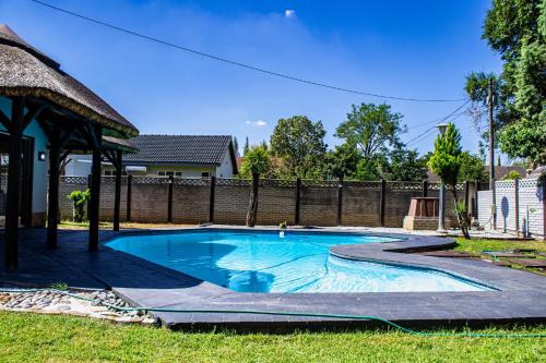 克龙斯塔德House Musantwi的庭院内带凉亭的游泳池