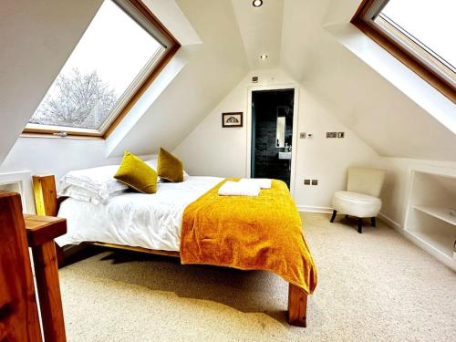 牛津Dove House Cottages - No 1的一间卧室配有一张黄色毯子床