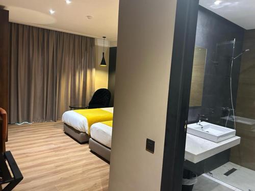 卡萨布兰卡Yto boutique Hotel的酒店客房设有床和水槽