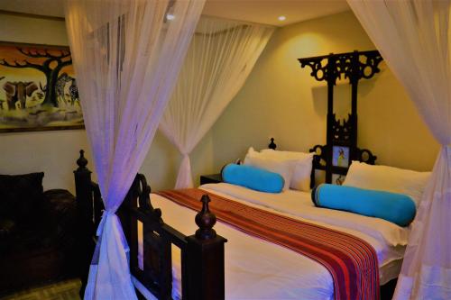 马查科斯Saba Holiday Homes的卧室设有两张单人床和窗帘