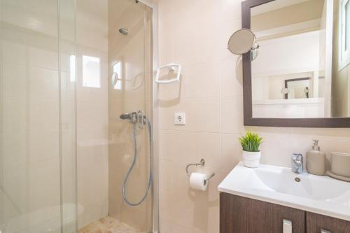 马略卡岛帕尔马Centric的带淋浴和盥洗盆的浴室