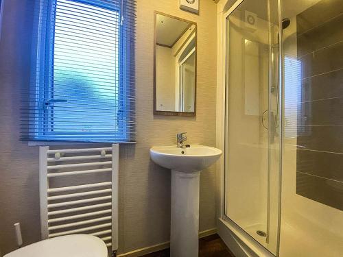 惠茨特布尔Lovely 6 Berth Caravan With Decking And Wifi In Kent, Ref 47017c的一间带水槽、卫生间和淋浴的浴室