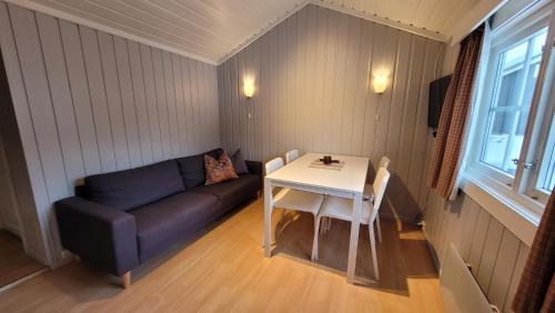 耶卢Øen Turistsenter Cottages的客厅配有沙发和桌子