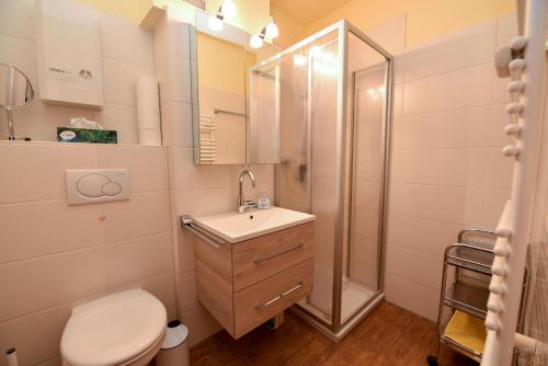 库克斯港Haus "Luv und Lee" Appartement LUV31的浴室配有卫生间、盥洗盆和淋浴。