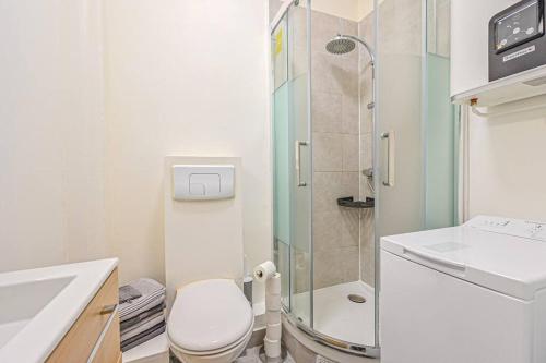 巴黎Appartement Parisien - Gambetta的带淋浴、卫生间和盥洗盆的浴室