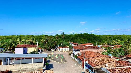 圣若泽-达科罗阿格兰迪Pousada Abreu do Una的享有拥有建筑和树木的城镇的上方景色