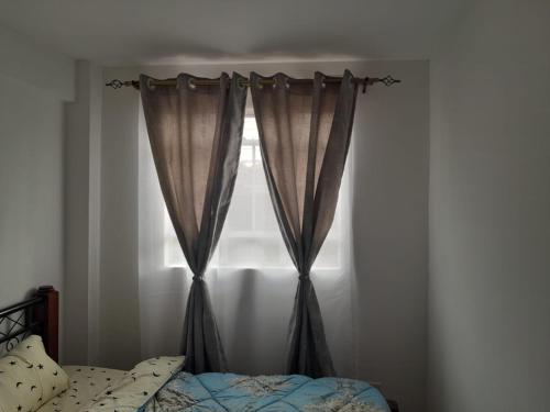 内罗毕REMA AIRBNB'S的一间卧室设有一张床和一个窗口