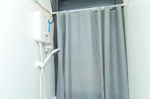 雪邦FxA Studios Core Soho Suites KLIA 1 & 2 FREE WIFI的浴室内配有淋浴帘。