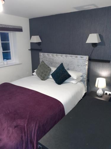 银石Silverstone White House的卧室配有一张带两个枕头的大白色床