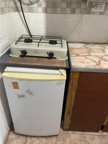 圣特雷西塔Departamentos mora的厨房里冰箱顶上的炉灶