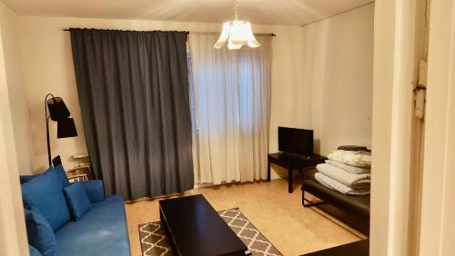 斯德哥尔摩2 room Apartment in Hammarby by Stockholm City的客厅设有蓝色的沙发和窗户。