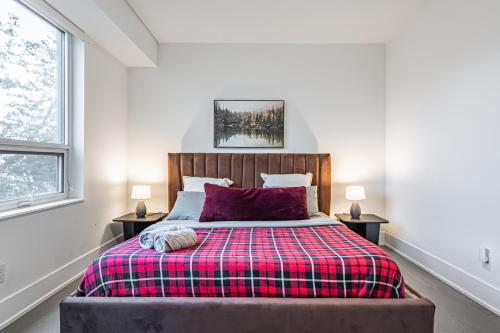 多伦多Luxury Properties in Toronto Downtown Core的一间卧室配有一张带铺着平底毯的床