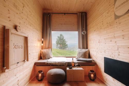 Horné Hámrekiva cabin的客房设有带床和桌子的窗户。