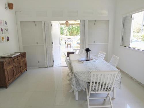 莫罗圣保罗Villa Rossella的白色的用餐室配有白色的桌椅