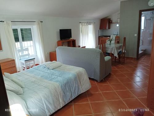 查兹拉德拉谢拉Casa El Azahin的一间卧室设有一张床和一间客厅。