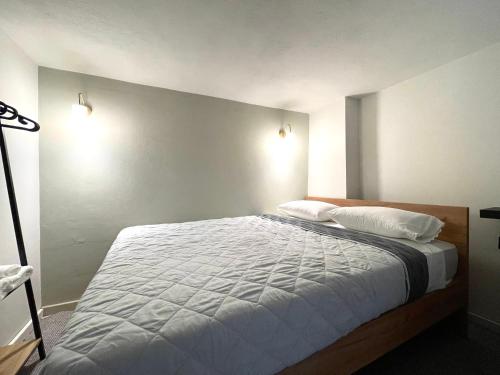 卡拉马塔Nikitas loft的一间卧室配有一张带白色床单的大床