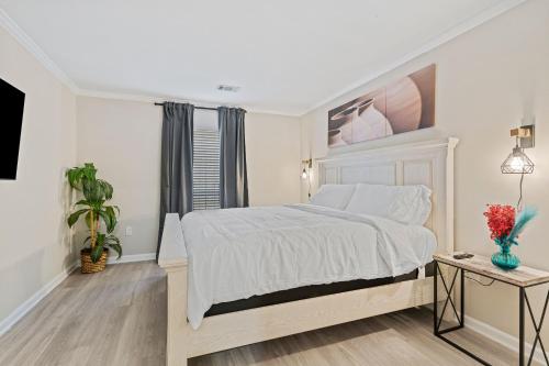 亚特兰大W - Atlanta Luxury 1bdr 1bath ensuite shared Condo in prime location的白色卧室配有床和桌子