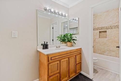 亚特兰大W - Atlanta Luxury 1bdr 1bath ensuite shared Condo in prime location的一间带水槽和镜子的浴室